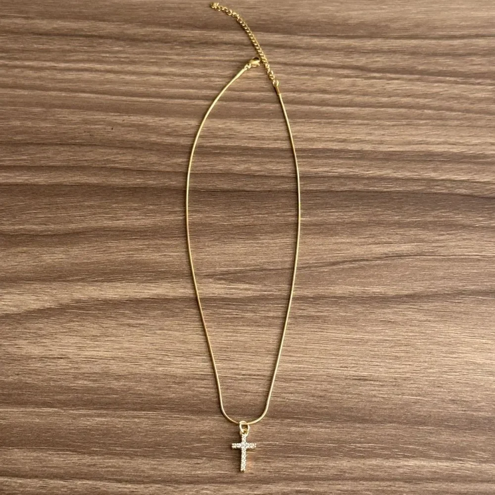 Gold Cross Pendant Necklace Q542